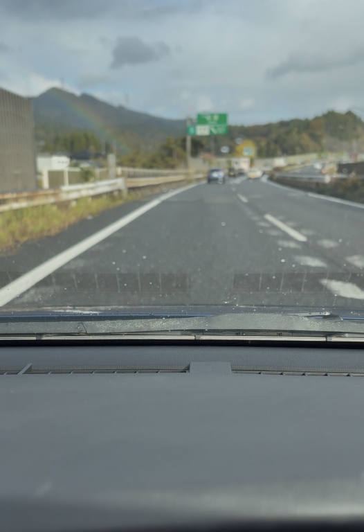 途中小雨が降ってたのですがドライブ中にきれいな虹が！